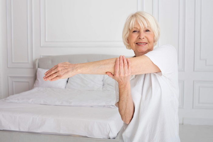 Doamnă în vârstă care face exerciții fizice