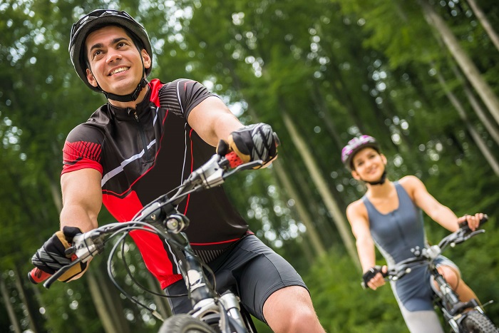 Bărbat care se bucură de plimbare cu bicicleta