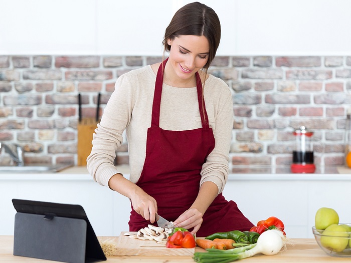 Femeie care pregătește alimente sănătoase