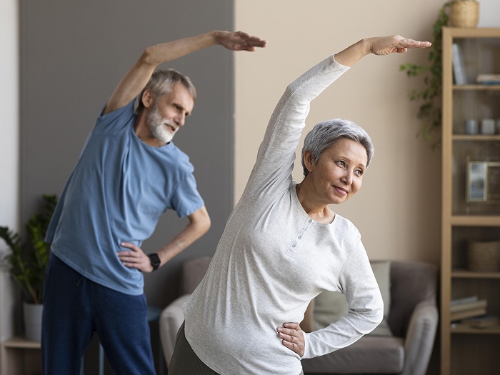  Cuplu mai în vârstă care face exerciții